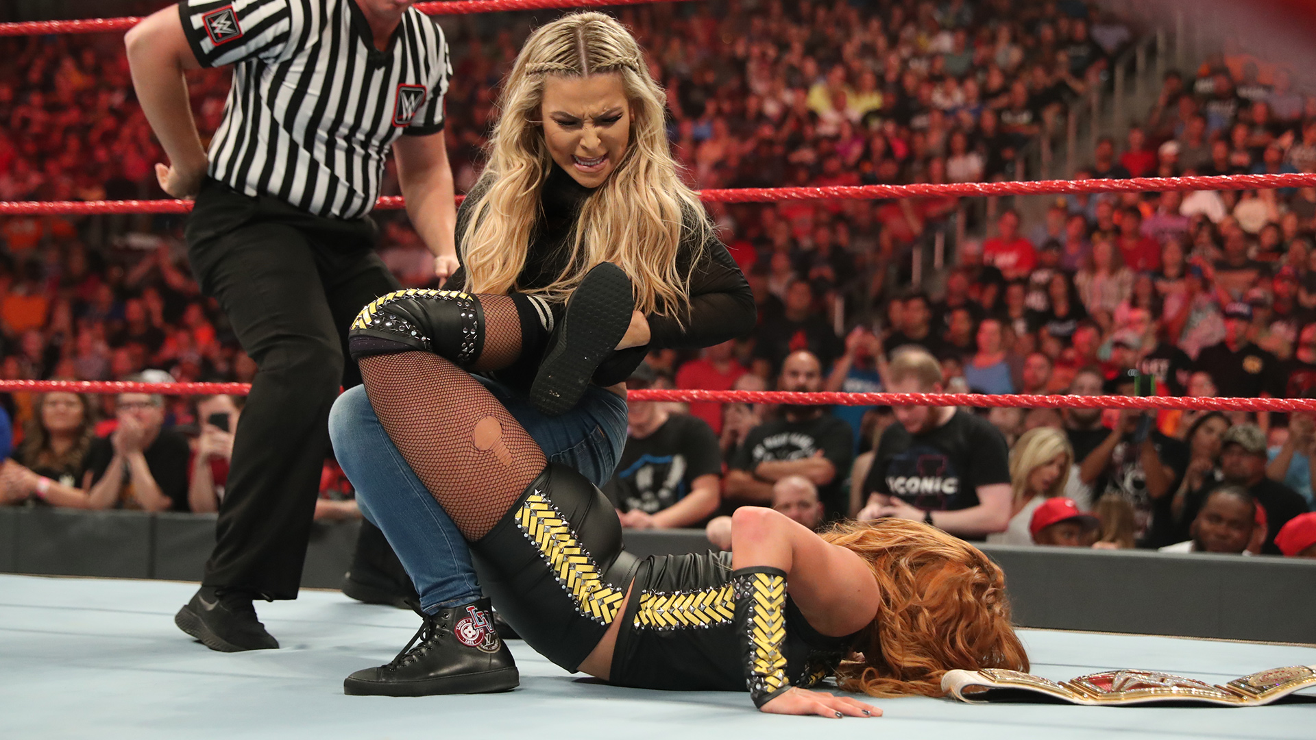 Natalya aplicando el Sharpshooter a Becky Lynch en Raw, 29-07-2019 - WWE