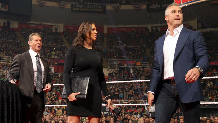 Vince McMahon junto a sus hijos Shane y Stephanie