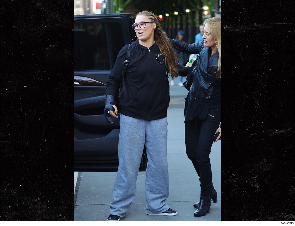 Ronda Rousey cuatro días después de su cirugía en el dedo meñique derecho (18/04/2019) / TMZ.com