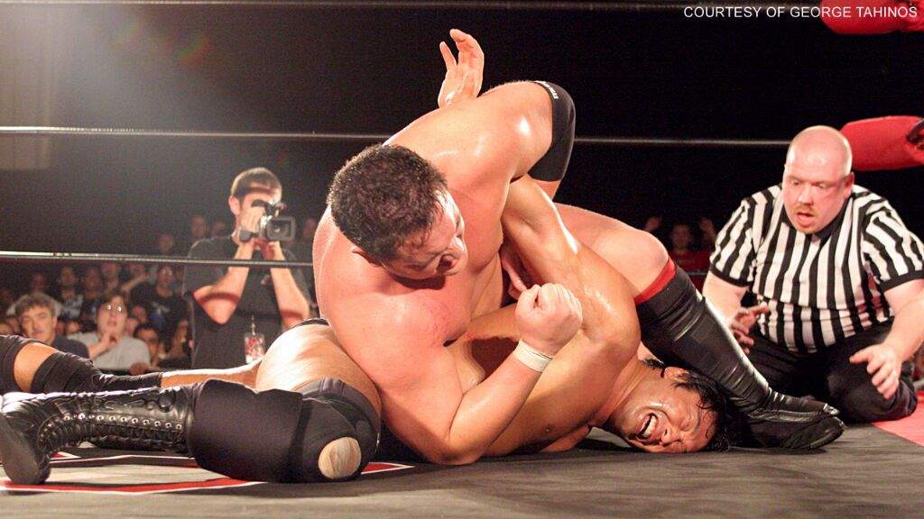 Lucha de cinco estrellas entre Samoa Joe vs. Kenta Kobashi, ROH 2005, Foto cortesía de George Tahinos Samoa Joe con máscara