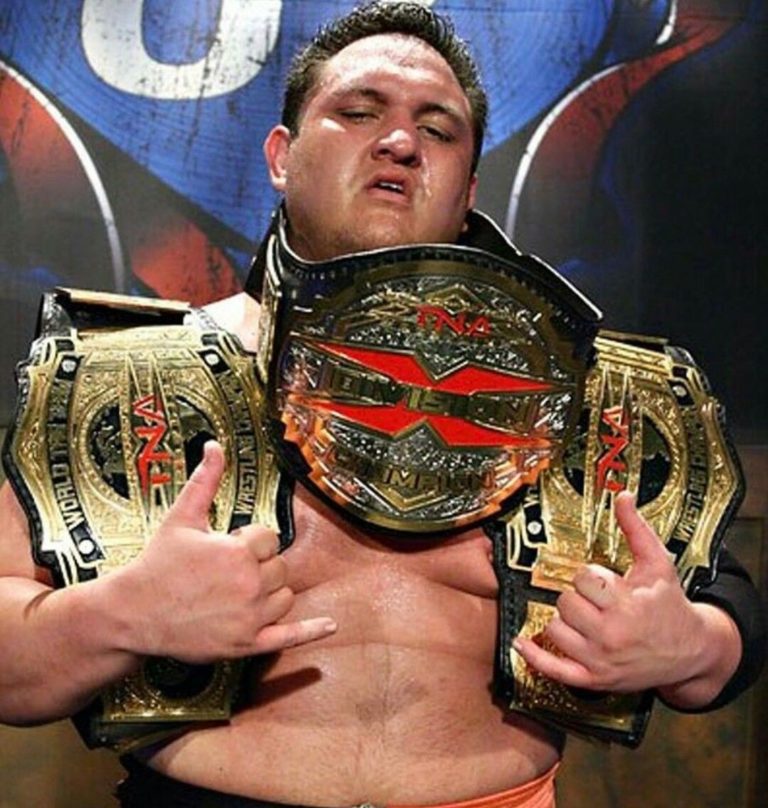 Samoa Joe con el Campeonato División X TNA, y los dos cinturones del Campeonato Mundial de Parejas TNA, obtenido con Kurt Angle / Foto George Tahinos Samoa Joe con máscara