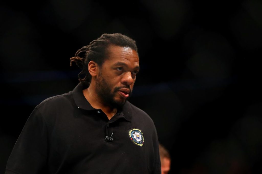 Herb Dean explica porqué no detuvo la pelea entre Volkanovski y Ortega