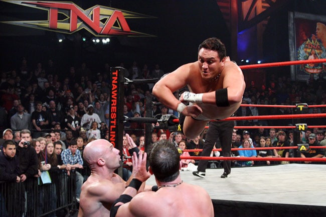 Lucha de cinco estrellas entre Samoa Joe vs. AJ Styles vs. Christopher Daniels por el Campeonato División X TNA, 2005, Foto cortesía de George Tahinos Samoa Joe con máscara