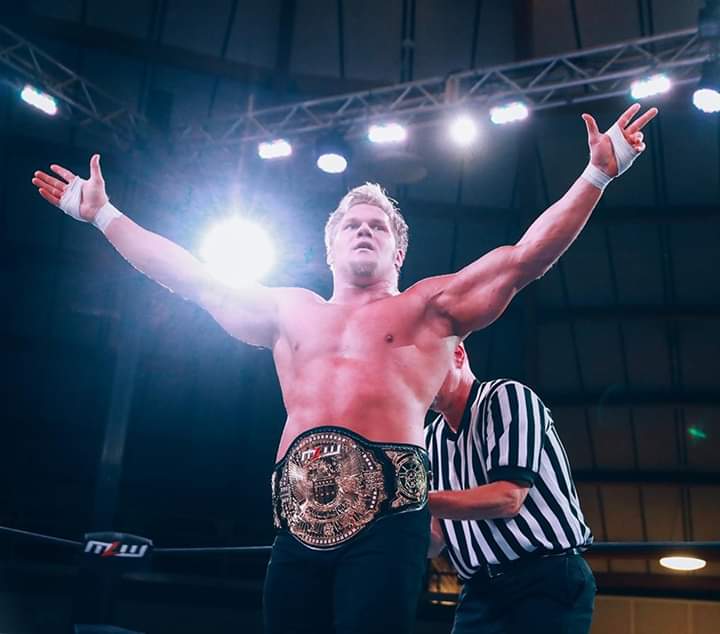 Alexander Hammerstone como Campeón Nacional de Peso Abierto MLW - MLW