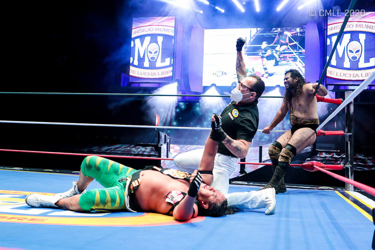 Felino ganó por descalificación. (Foto: CMLL)