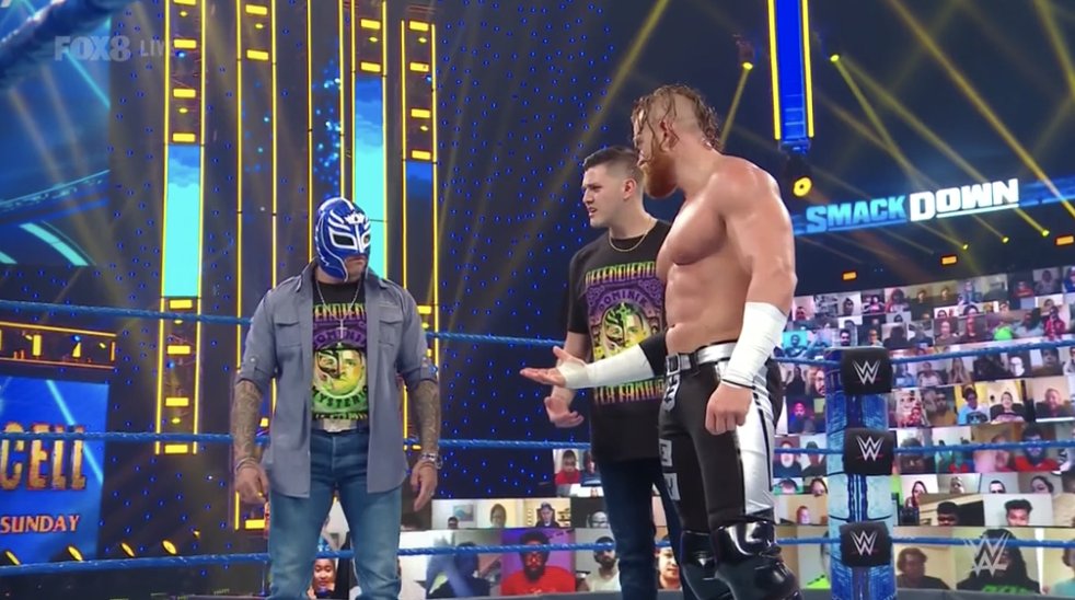 Murphy extiende la mano a Rey y Dominik Mysterio