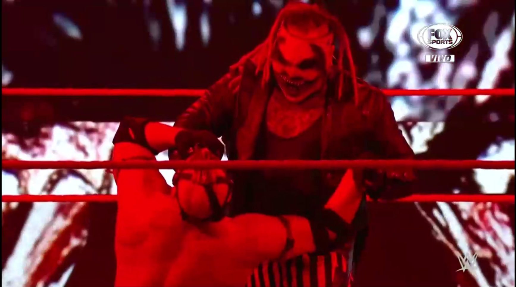 Bray Wyatt aplicando el Mandible Claw a T-Bar