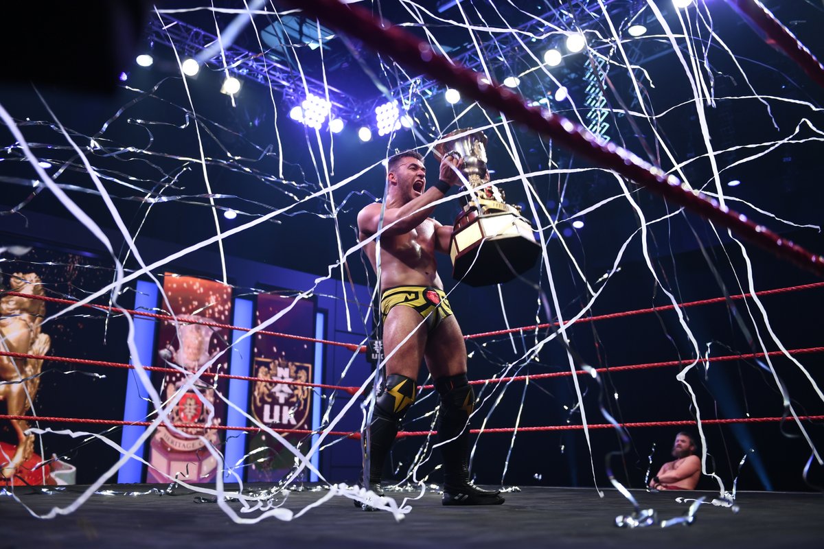 A-Kid levantando la Heritage Cup de NXT en el episodio del 26 de noviembre de 2020 - WWE