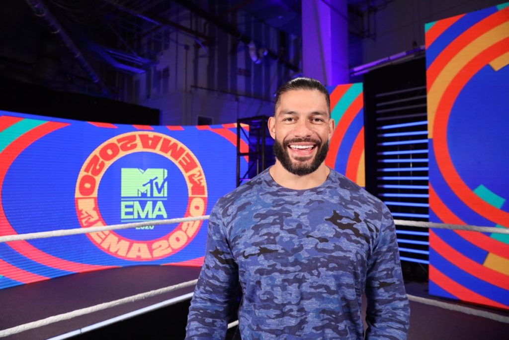 Roman Reigns presentó el premio al mejor artista pop