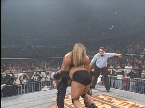 Goldberg-recibiendo-el-Jacknife-Powerbomb-de-Kevin-Nash-en-Starrcade-1998-WWE.gif