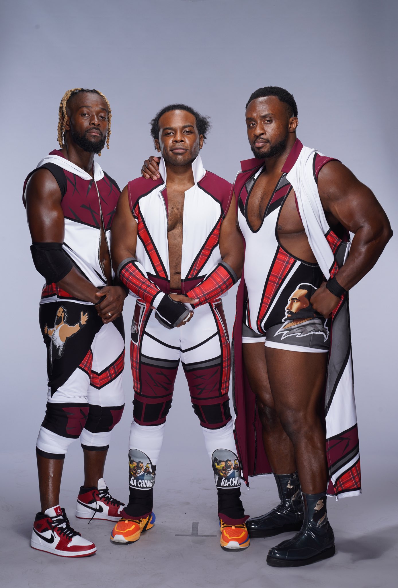 Atuendo luchístico con el que The New Day rinde homenaje a Brodie Lee (Luke Harper), creado por Jonathan Davenport / Twitter.com/WWEBigE