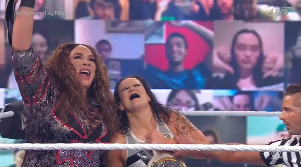 Nia Jax y Shayna Baszler como Campeonas de Parejas WWE / WWE