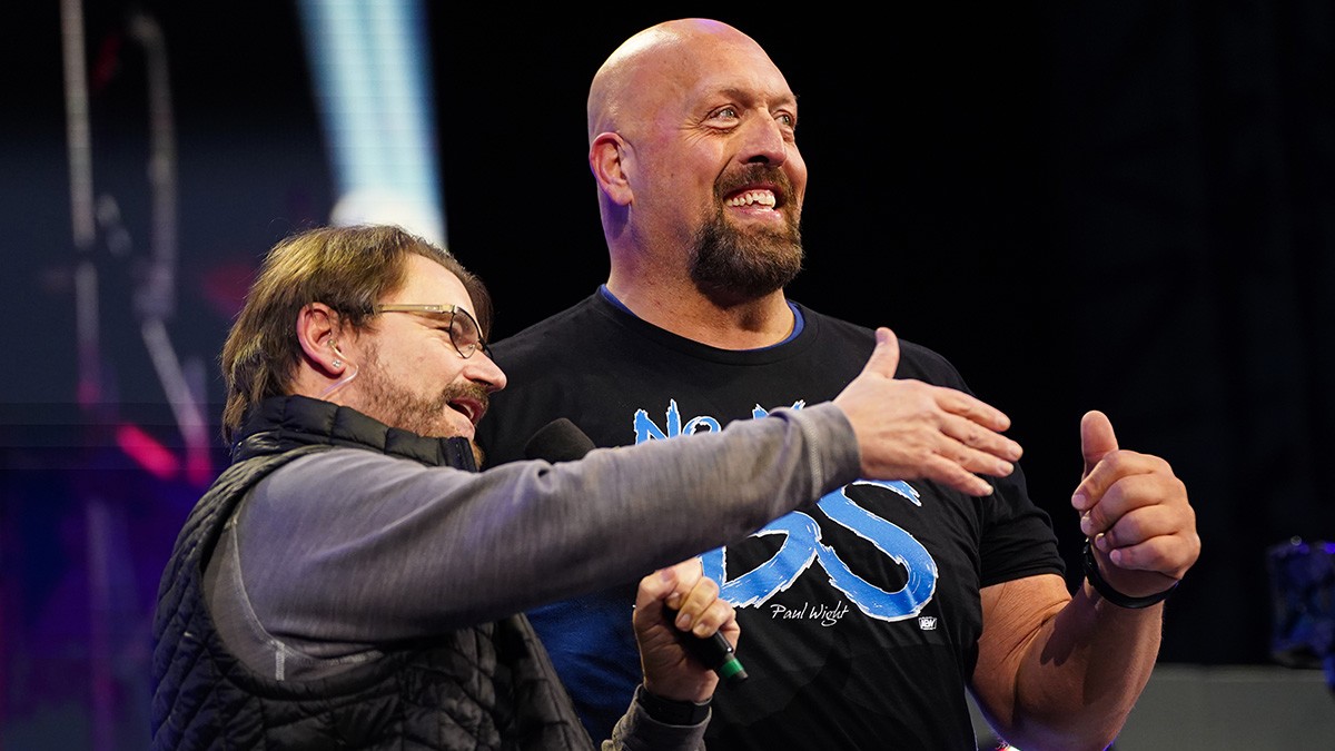 Tony Schiavone y Paul Wight en el episodio de AEW Dynamite del 3 de marzo de 2021 - AEW