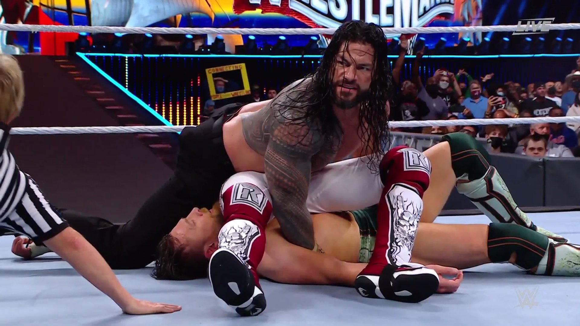 Roman Reigns vence a Daniel Bryan y Edge para retener el Campeonato Universal WWE en WWE WrestleMania 37 (11/04/2021) / WWE