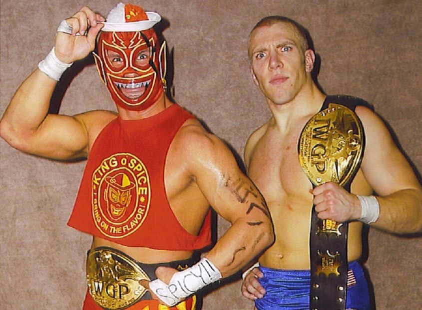 American Dragon Bryan Danielson y Curry Man como Campeones en Parejas de Peso Completo Junior IWGP en marzo de 2004 - NJPW