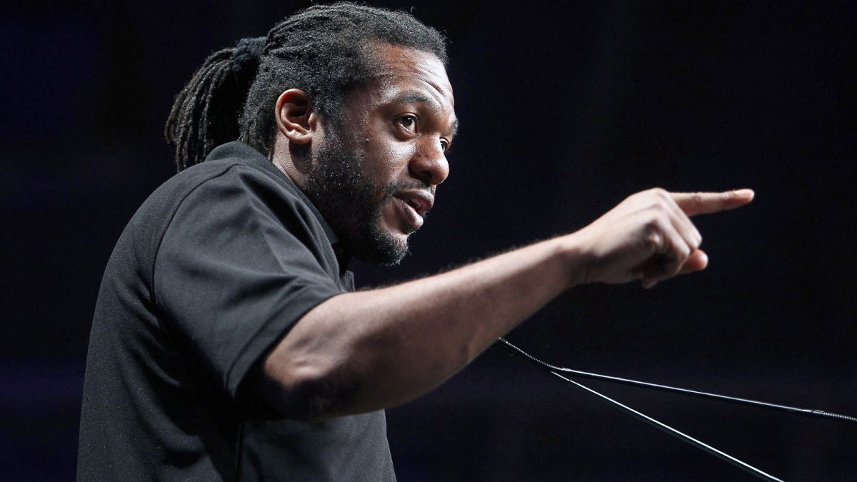 Herb Dean explains why he didn't stop the fight between Volkanovski and