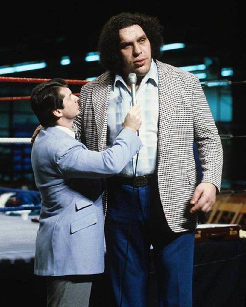 Un joven Vince McMahon entrevistando a André el Gigante