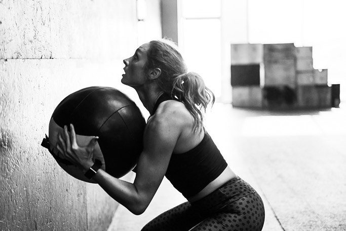 Becky Lynch entrenando (09/05/2021) / Instagram.com/deadboysfitness