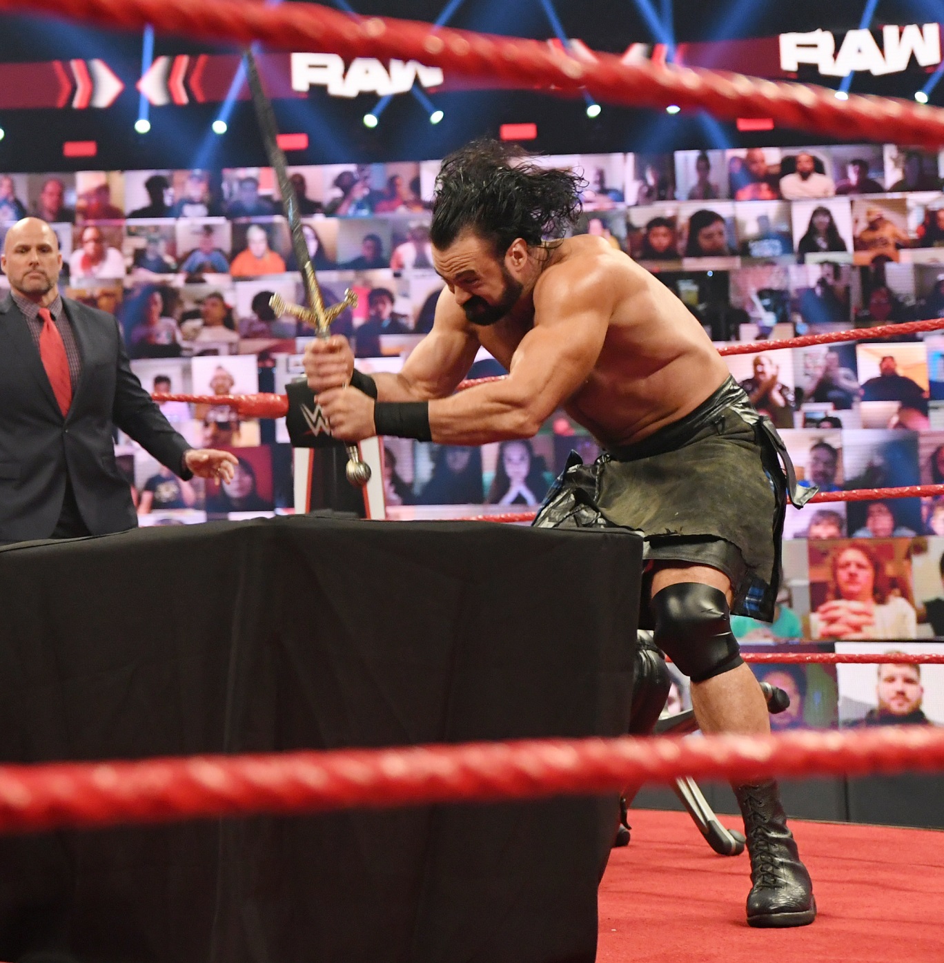 Drew McIntyre destroza una mesa en Raw