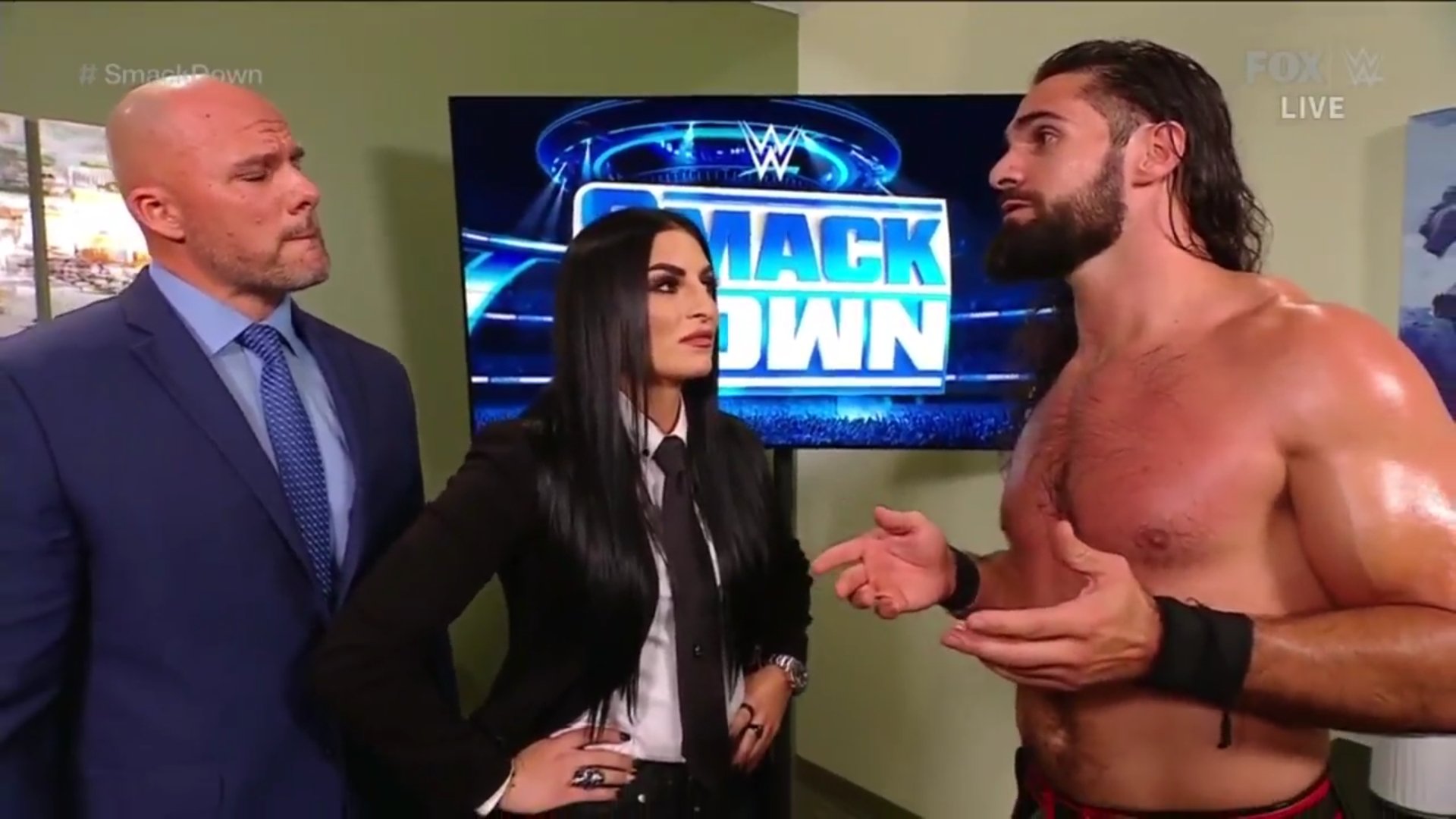 Seth Rollins con Adam Pearce y Sonya Deville