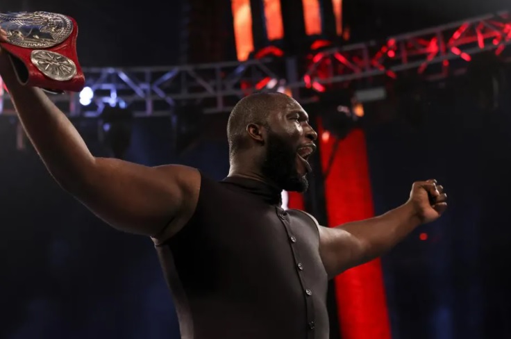Omos en WrestleMania 37 tras conquistar el Campeonato de Parejas Raw - WWE
