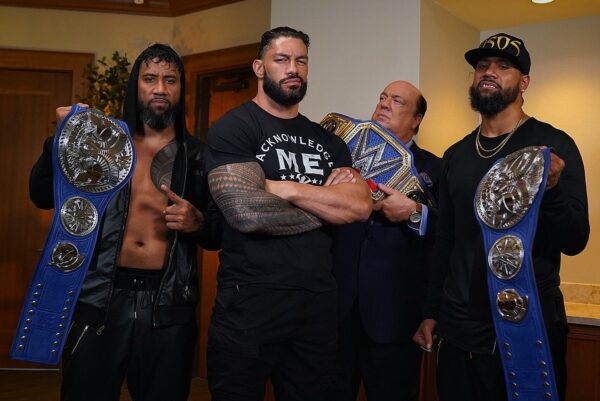 Roman Reigns como Campeón Universal WWE y The Usos (Jimmy Uso y Jey Uso) como Campeones de Parejas SmackDown y Paul Heyman / WWE / Twitter.com/WWERomanReigns