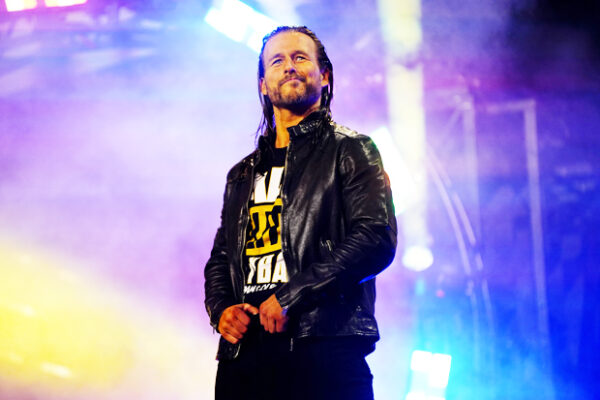 Adam Cole en su debut en AEW durante All Out 2021 - AEW