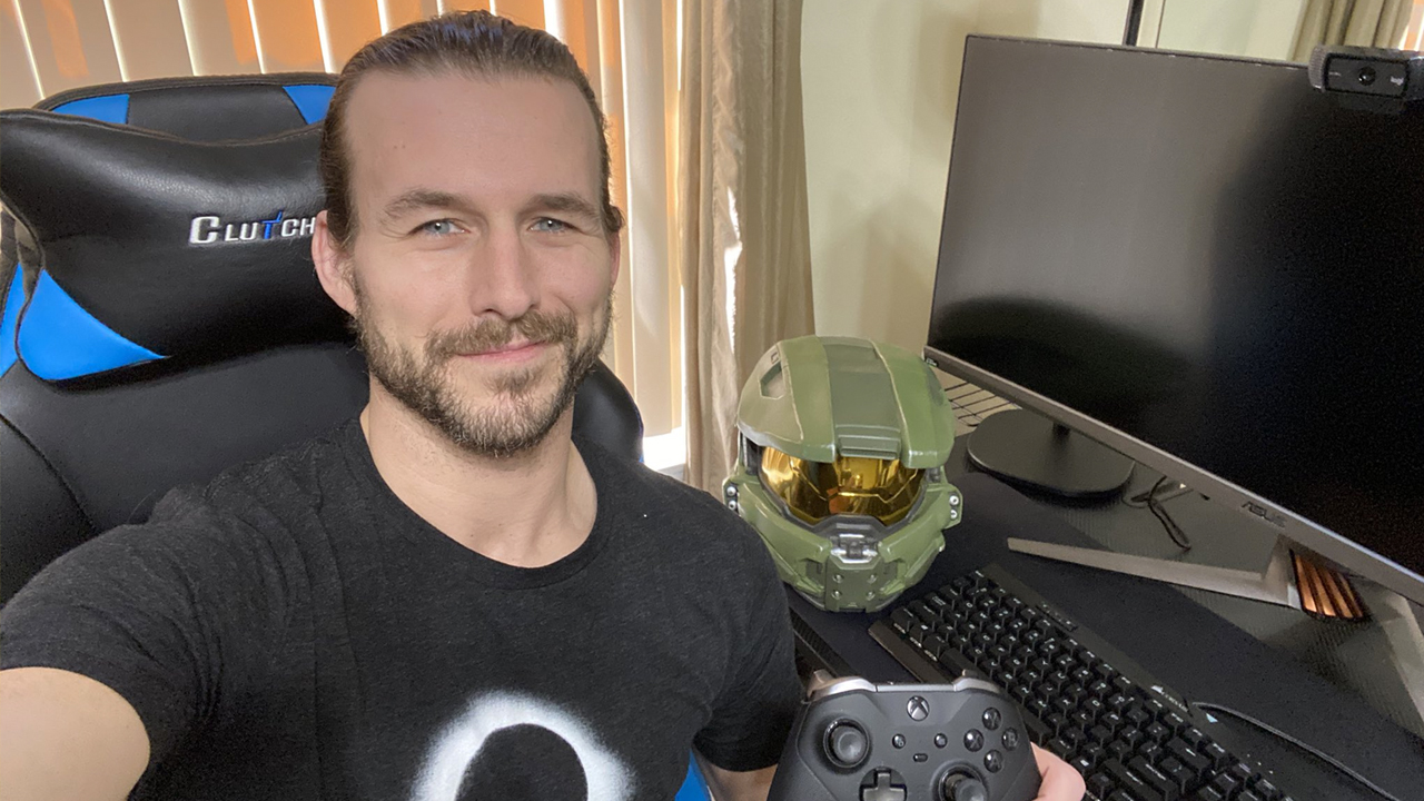 Adam Cole transmitiendo Halo 4 en su canal de Twitch, TheCHUGS / Twitter.com/AdamColePro