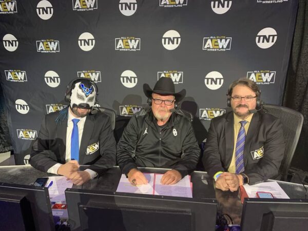 Excalibur, Jim Ross y Tony Schiavone en AEW Dynamite - AEW
