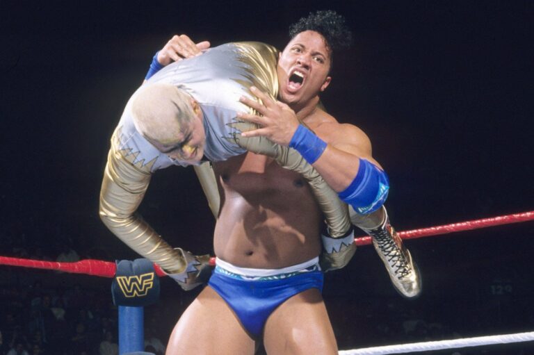 The Rock cargando con Dustin Rhodes en Survivor Series 1996 - WWE