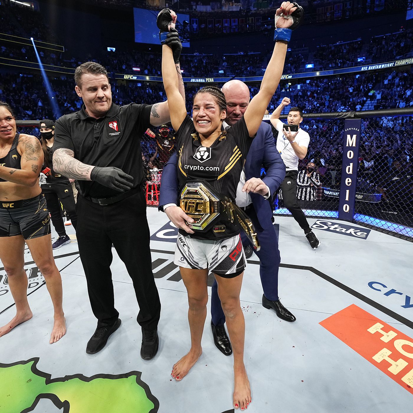 Julianna Peña Makes Amanda Nunes Perform To Become Bantamweight Champion |  Superfights