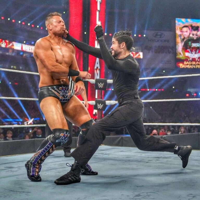 Bad Bunny golpeando a The Miz en WrestleMania 37