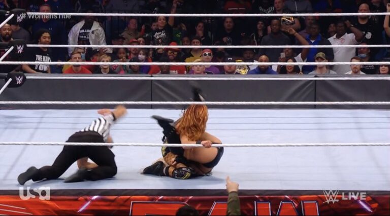 becky lynch y liv morgan raw 6 de diciembre 2021