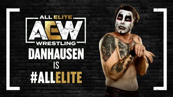 Danhausen firma con AEW (26/01/2022) / Twitter.com/TonyKhan