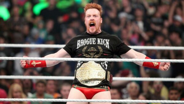 Sheamus cuando era Campeón Mundial de Peso Completo en WWE