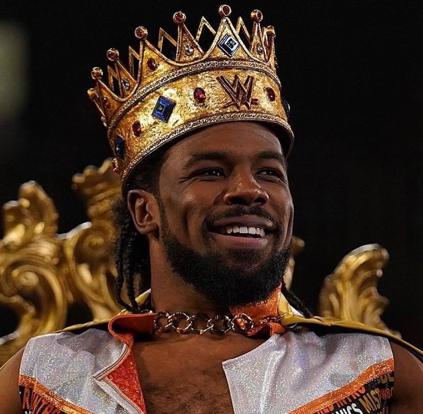 Xavier Woods como el King of the Ring 2021 en WWE