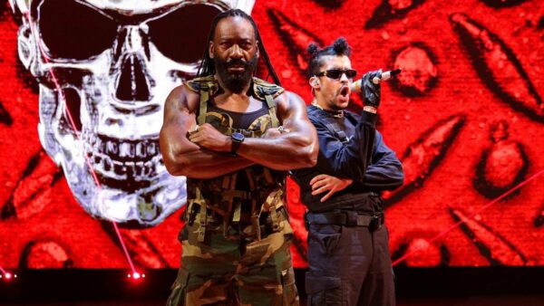 Booker T actuando junto a Bad Bunny en Royal Rumble 2021 Booker T junto a Bad Bunny en Royal Rumble 2021