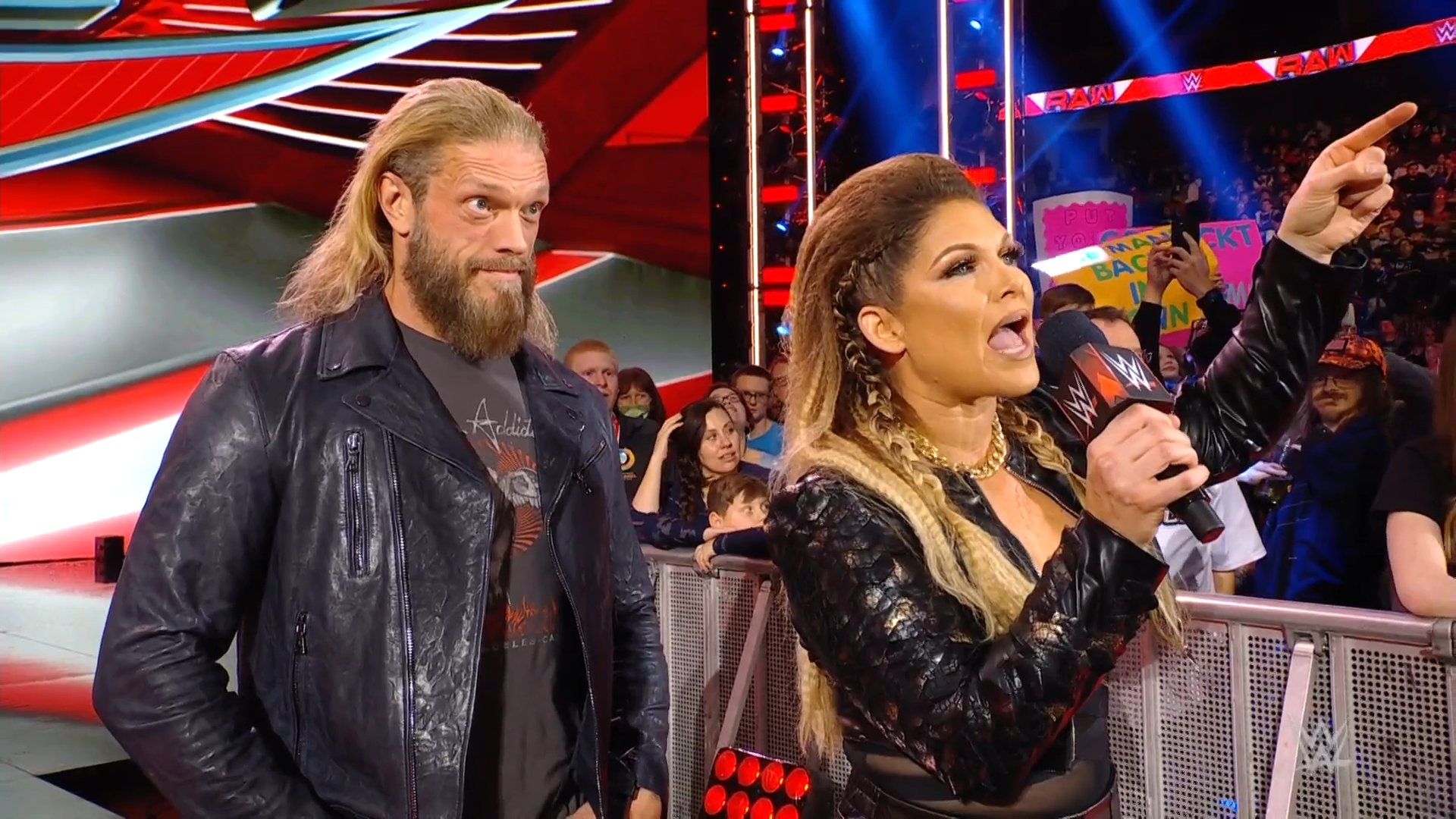 Beth Phoenix y Edge en WWE Raw en 2022