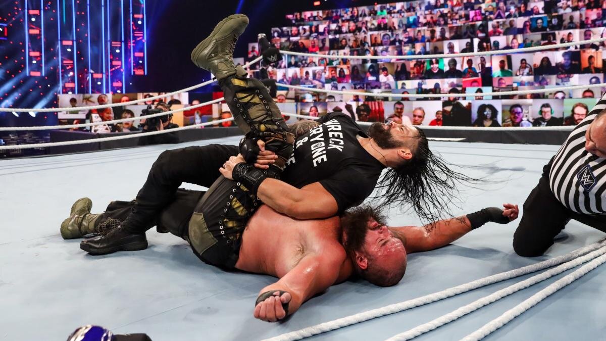 Roman Reigns cubre a Braun Strowman para ganar el Campeonato Universal en Payback 2020 Roman Reigns cubre a Braun Strowman para ganar el Campeonato Universal en Payback 2020
