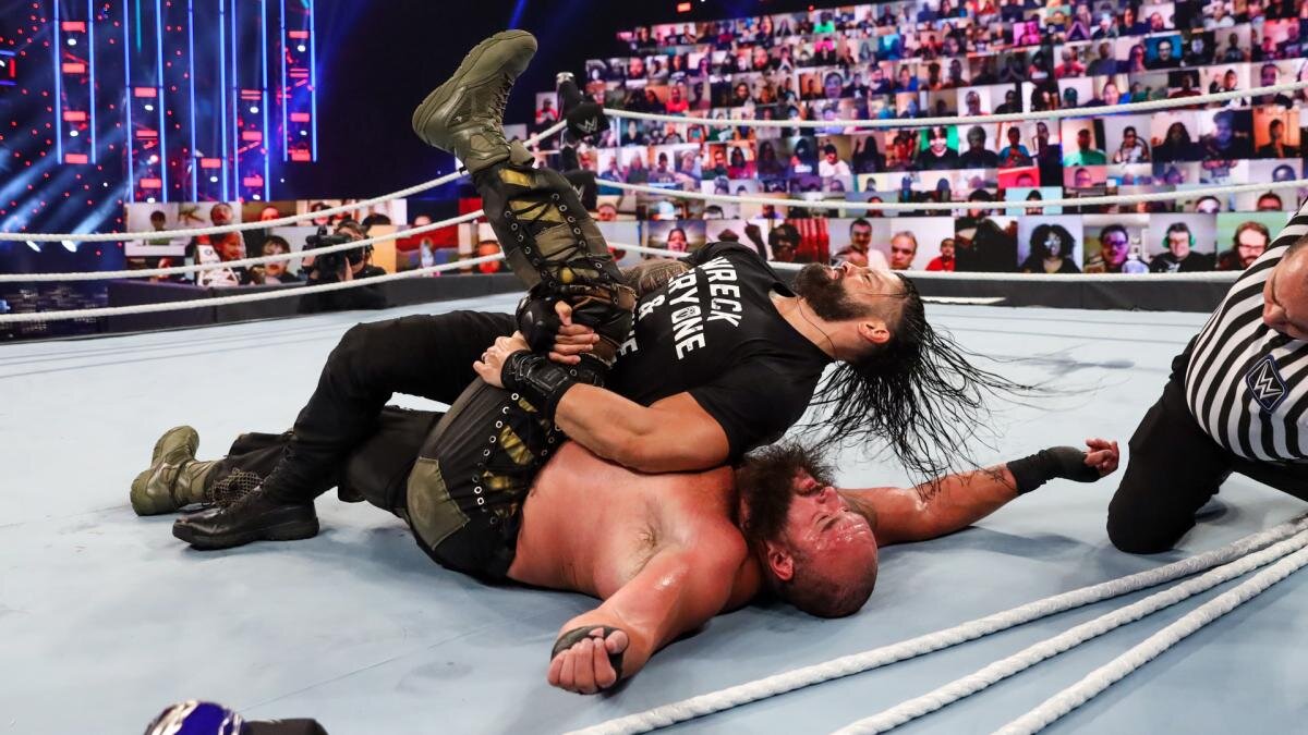 Roman Reigns cubre a Braun Strowman para ganar el Campeonato Universal en Payback 2020