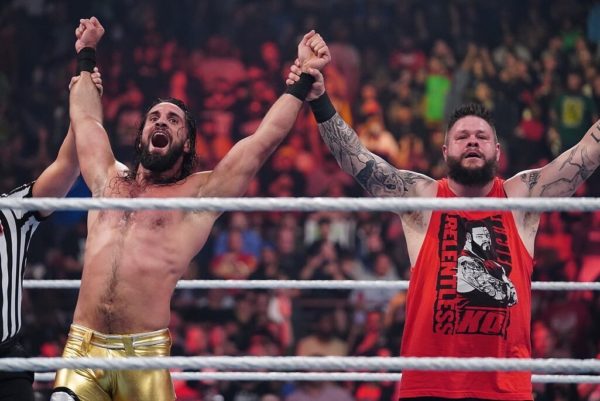 Kevin Owens y Seth Rollins celebrando una victoria en WWE Raw