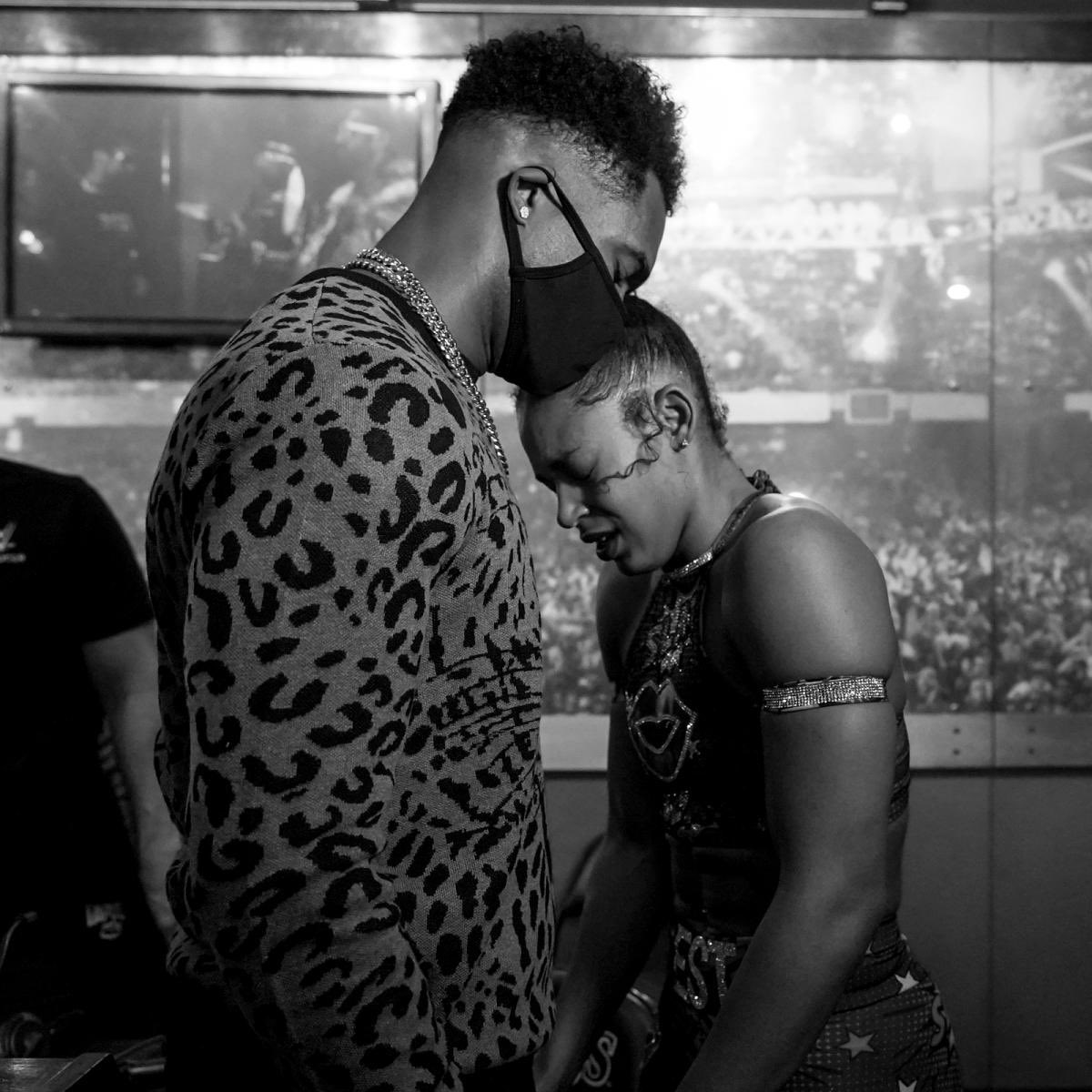 Bianca Belair junto a Montez Ford después de ganar el Royal Rumble 2021 Bianca Belair junto a Montez Ford después de ganar el Royal Rumble 2021