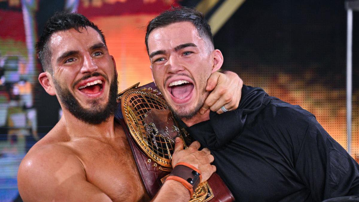 Austin Theory junto a Johnny Gargano en NXT, este como Campeón de Norteamérica