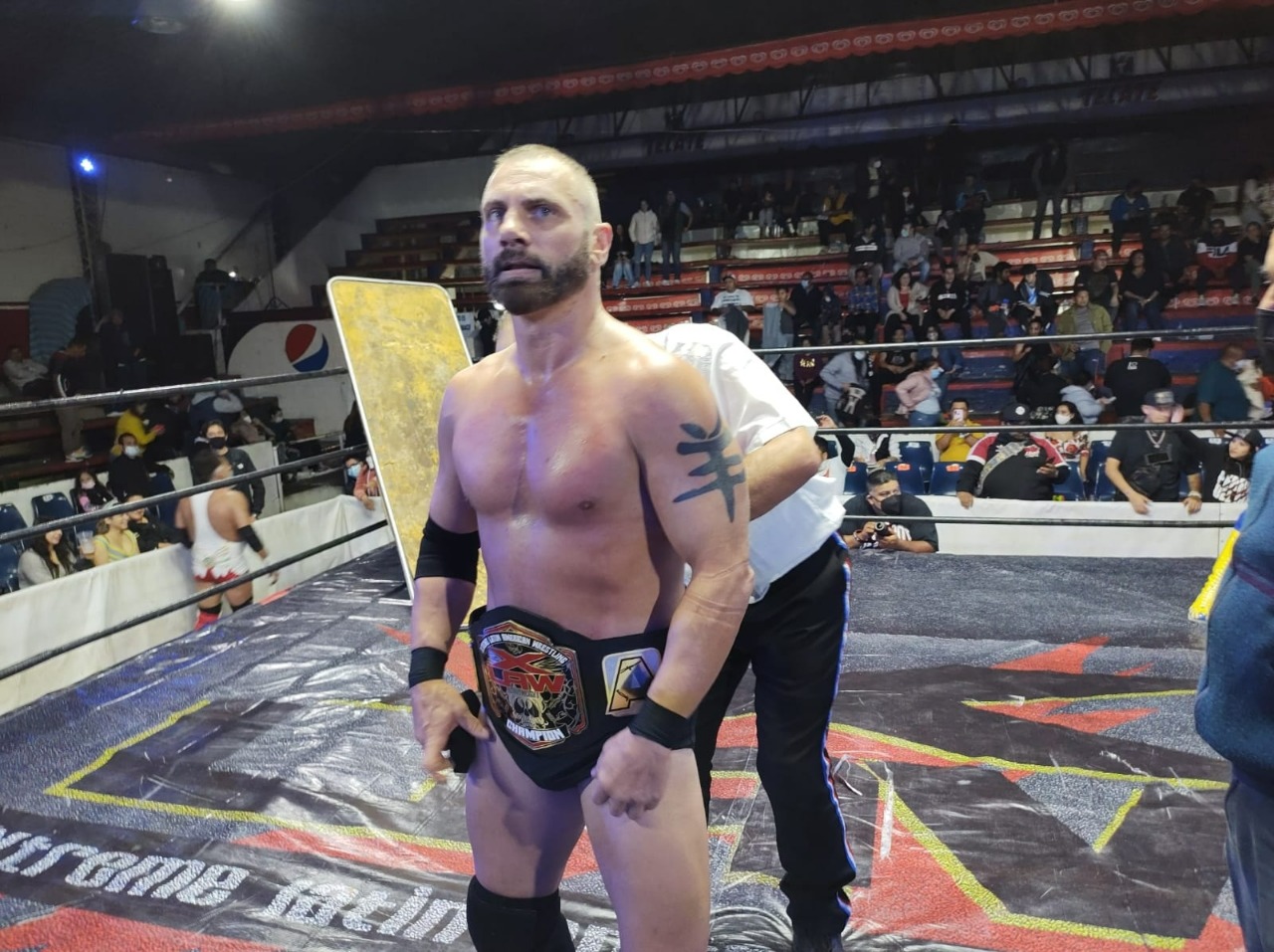 Austin Aries gana el Campeonato de Peso Completo X-LAW