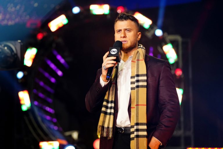 MJF haciendo una promo en AEW