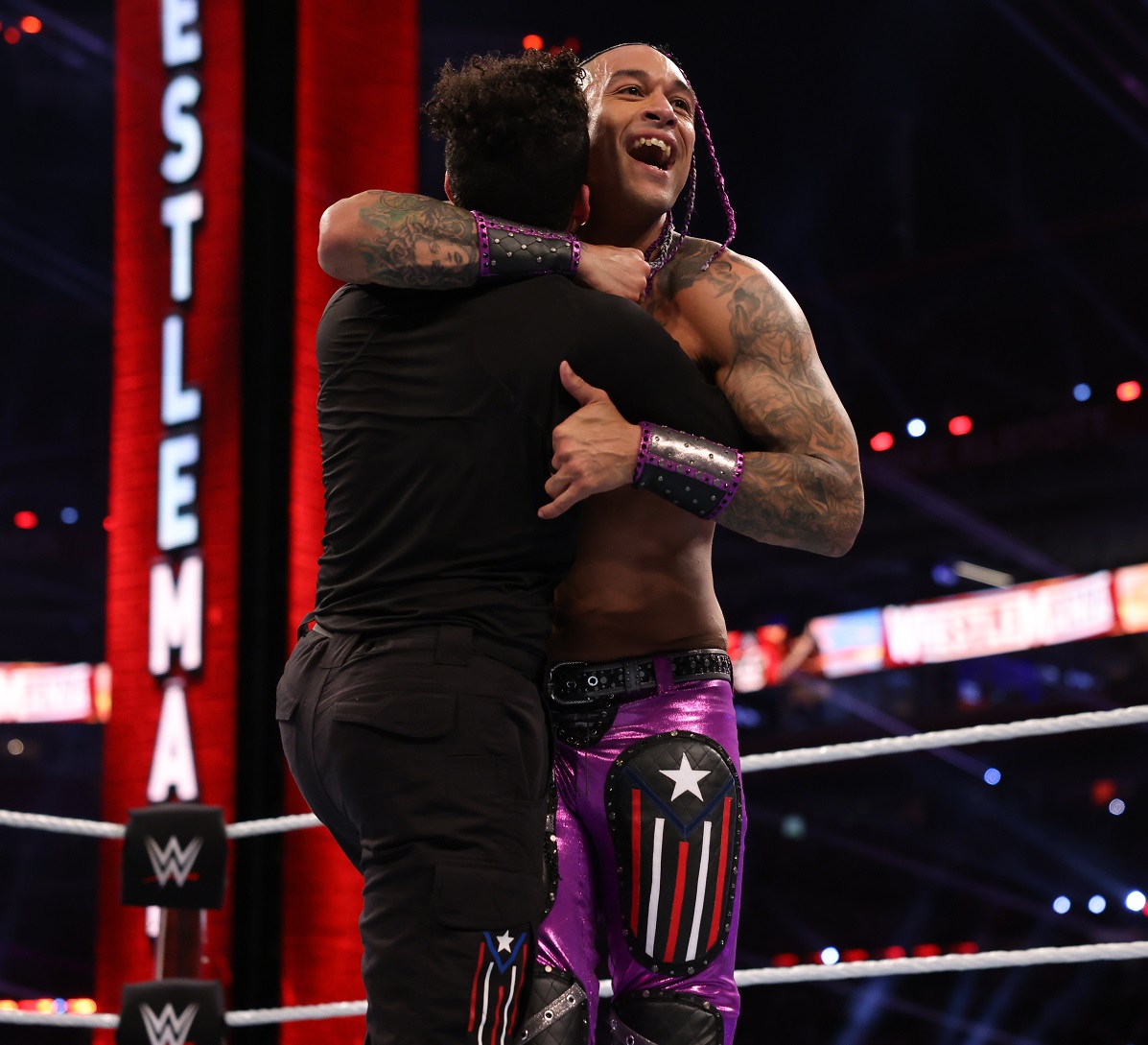 Damian Priest abraza a Bad Bunny en WrestleMania 37