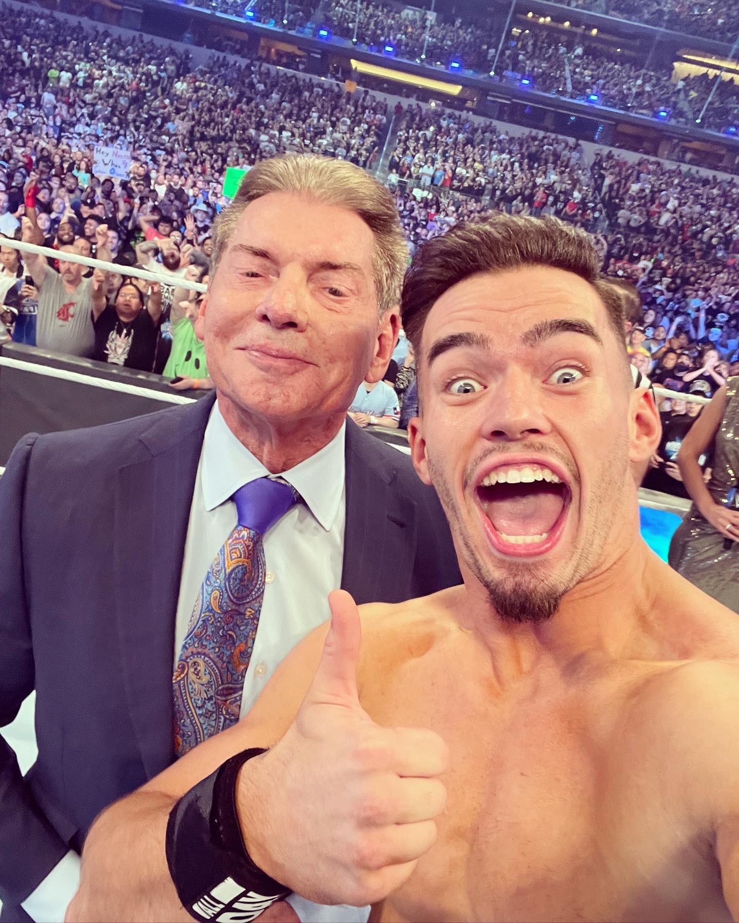 Austin Theory junto a Vince McMahon en WrestleMania 38