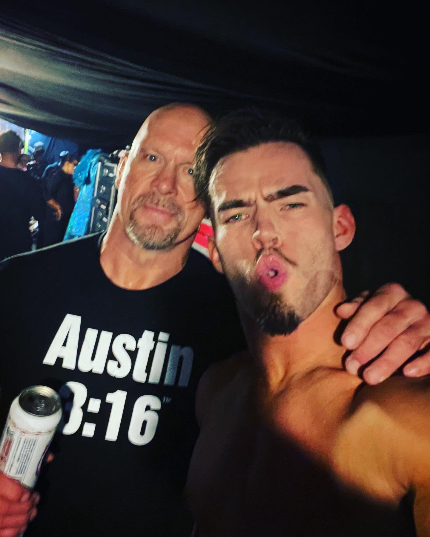 Austin Theory junto a Steve Austin en WrestleMania 38