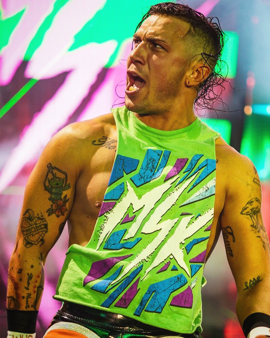 Nash Carter en WWE NXT con la camiseta de MSK