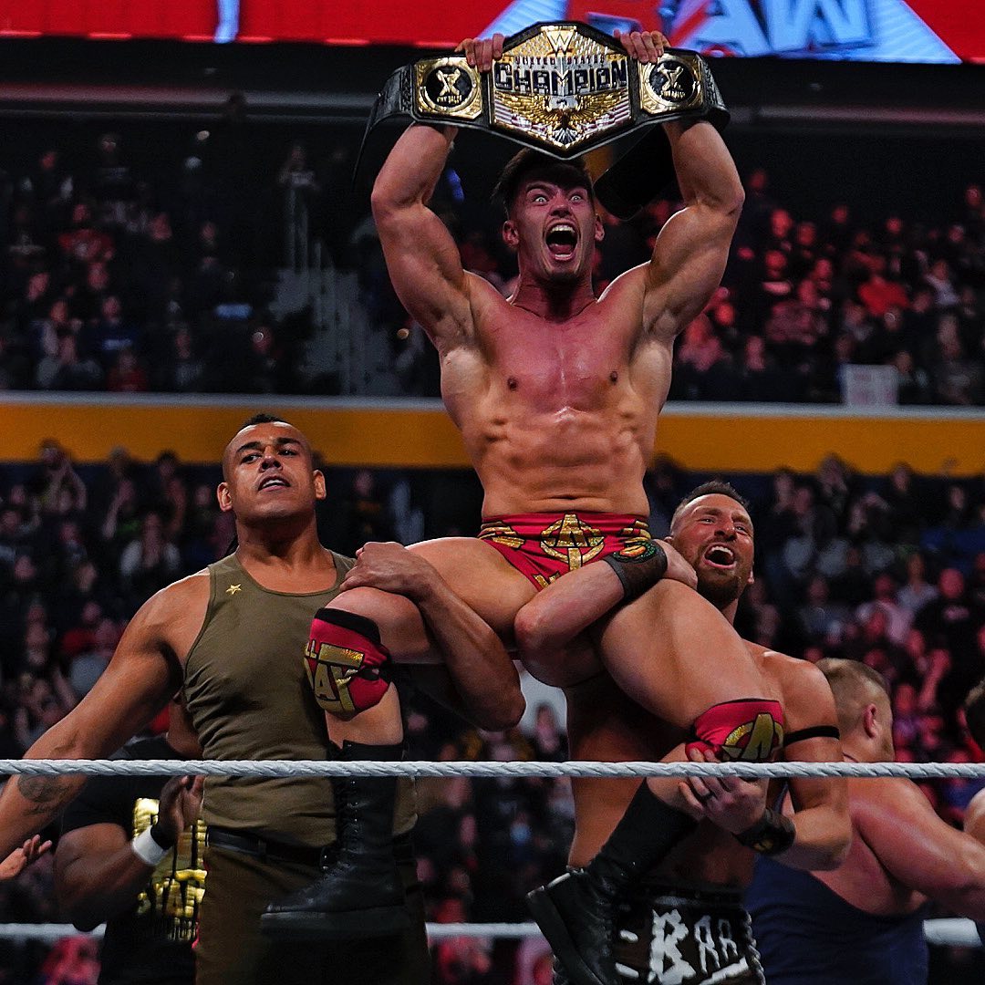 Theory gana el Campeonato de Estados Unidos en WWE Raw (18/04/2022)